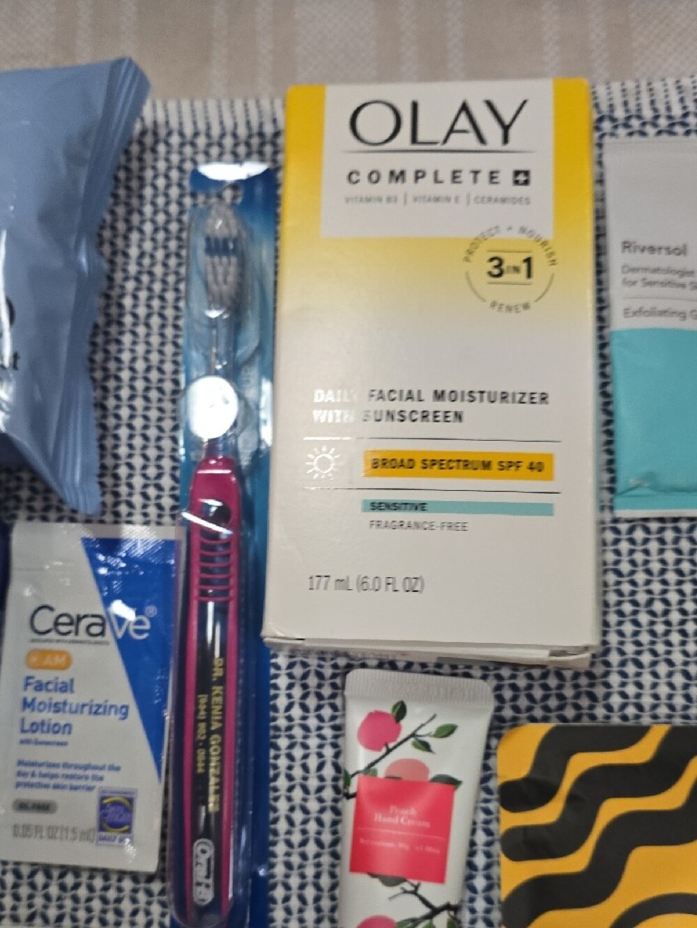 Assorted Beauty Lot Ipsy, Olay, Collagen Wrapping Mask, Makeup Remover Wipes - Picture 7 of 9